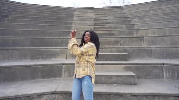 Neşeli Afrikalı Amerikalı Kadın Dansçı Beton Merdivenlerde Şarkı Söyleyerek Dans — Stok video