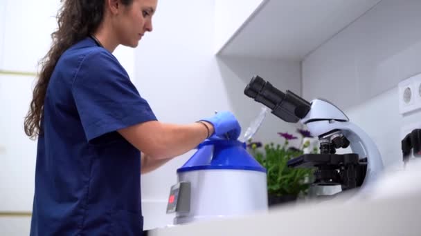Üniformalı Kadın Veteriner Mikroskop Yakınındaki Otomatik Analiz Cihazından Örnek Tüp — Stok video