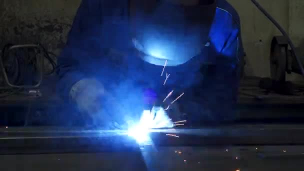 Eldiven Üniformalı Yüzsüz Işçi Fabrika Inşaatlarının Yanındaki Masada Metal Kaynakçılığı — Stok video