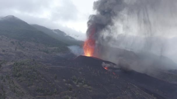 Foto Completa Volcán Vomitando Lava Caliente Magma Desde Cráter Con — Vídeos de Stock