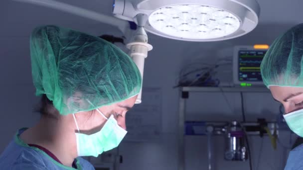 Chirurdzy Żeńscy Mundurach Medycznych Przy Użyciu Profesjonalnych Narzędzi Stojących Jasnym — Wideo stockowe