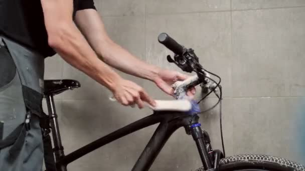 Atölyede Fırçalı Bisiklet Tekerinin Tanınmayan Erkek Tamirci Temizlik Ekipmanı Kasedi — Stok video