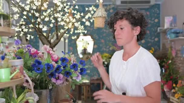 Квіткова Жінка Працює Квітковому Магазині — стокове відео