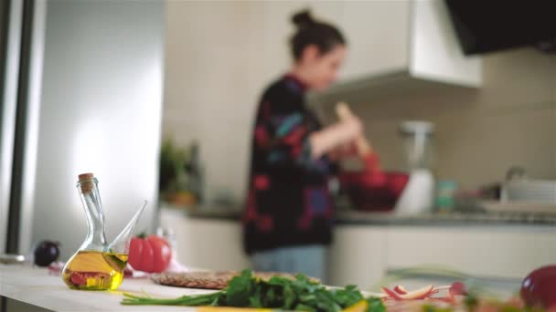 Aufnahmen Von Frau Die Gemüse Allein Der Küche Kocht — Stockvideo