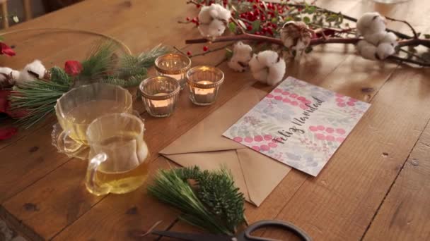 Top Filmmaterial Der Weihnachtskomposition Mit Bunten Postkarten Mit Der Aufschrift — Stockvideo