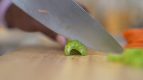 Onherkenbaar Gewas Etnische Vrouw Snijden Van Verse Groenten Snijplank Tijdens — Stockvideo