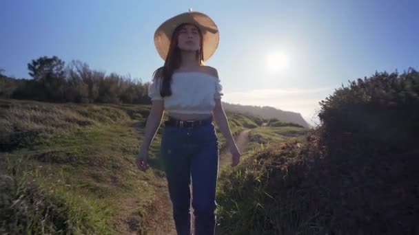 Atractiva Mujer Ensueño Jeans Top Blanco Pensamientos Agradables Mientras Camina — Vídeos de Stock
