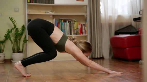 Helkropp Sportig Kvinnlig Träning Nedåtvänd Hund Och Cobra Asanas Yogaträning — Stockvideo