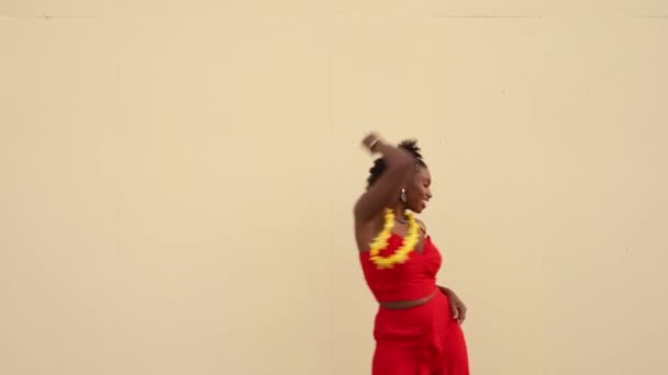 Ενθουσιασμένη Αφροαμερικανή Που Χορεύει Και Γελάει Την Εκδήλωση Λευκό Φόντο — Αρχείο Βίντεο
