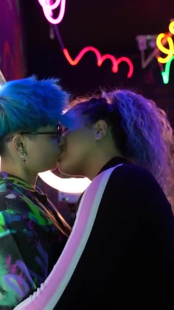 Sărut Dulce Tandru Între Două Femei Îndrăgostite Public Arătat Afecțiune — Videoclip de stoc