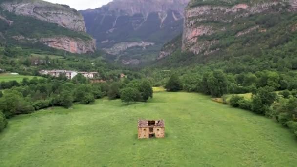 Landschaftlich Reizvolle Drohnen Ansicht Eines Betagten Hauses Einem Grünen Tal — Stockvideo