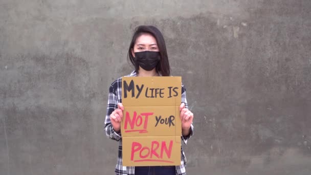 Ethnic Γυναίκα Προστατευτική Μάσκα Στέκεται Ζωή Μου Δεν Είναι Πορνό — Αρχείο Βίντεο