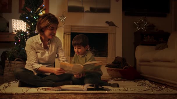 Weihnachts Und Neujahrsfeier Mit Familie Hause — Stockvideo