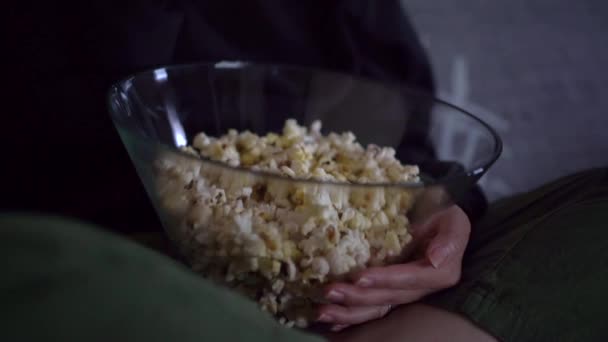 Przycięta Nierozpoznana Kobieta Luźnych Ubraniach Siedząca Kanapie Jedząca Popcorn Domu — Wideo stockowe
