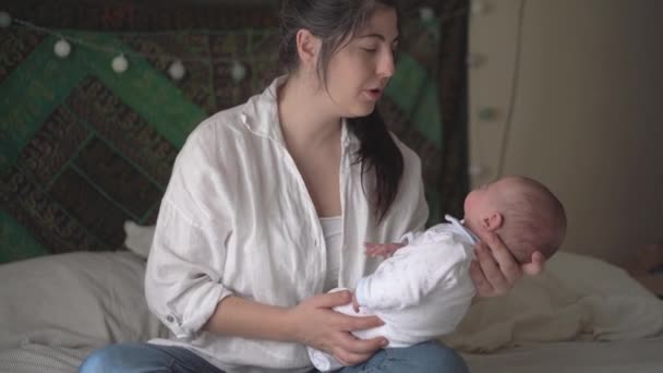 Crop Tartalom Anya Beszél Játszik Kisgyerekkel Miközben Nézik Egymást Szobában — Stock videók