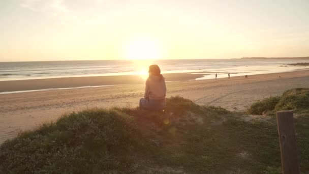 Rückansicht Einer Friedlichen Reisenden Die Auf Einem Hügel Meer Sitzt — Stockvideo