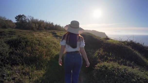 Vue Arrière Une Jolie Femelle Rêveuse Jeans Haut Blanc Dans — Video
