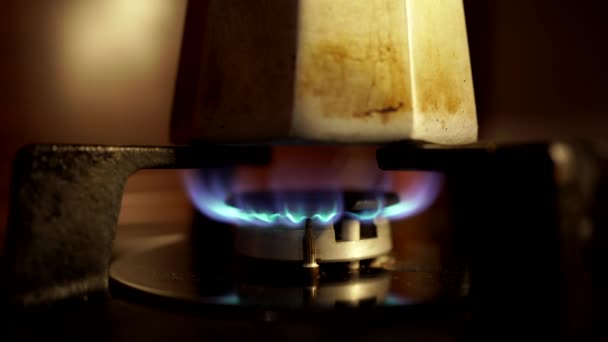 Сверху Металлический Гейзер Кофеварка Ароматным Кофе Огне Плита Кухне — стоковое видео