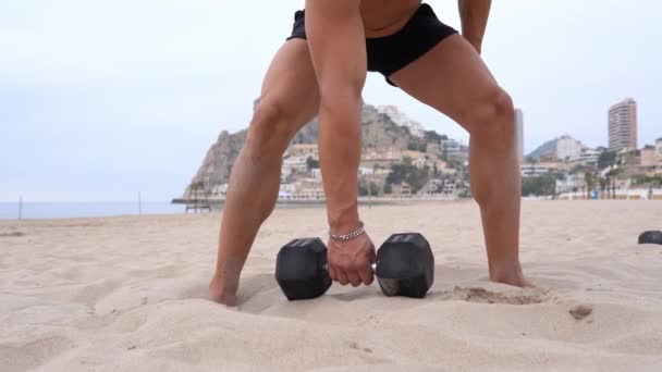 Τοποθετήστε Ξυπόλητη Εστιασμένη Αθλητής Γυμνάζεται Βαρύ Βαρίδι Στην Αμμώδη Παραλία — Αρχείο Βίντεο