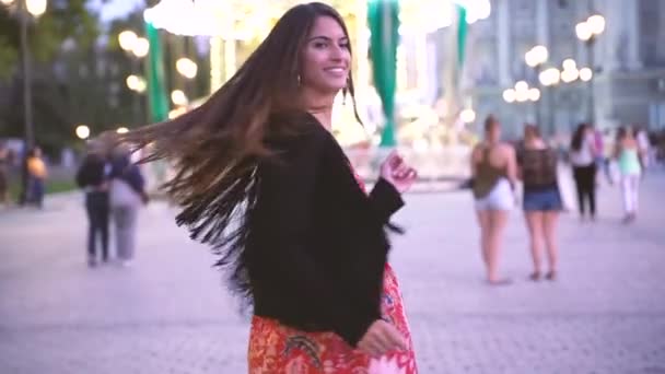 마드리드 스페인의 거리에 소녀의 초상화 동영상 — 비디오