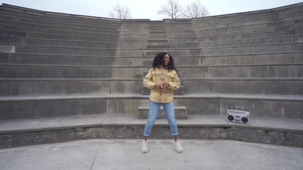 Tampilan Samping Afrika Amerika Perempuan Menari Sambil Mendengarkan Musik Terhadap — Stok Video