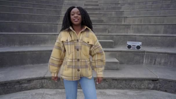 アフリカ系アメリカ人女性ダンスのサイドビュー ブームボックス付きの階段から音楽を聴く — ストック動画