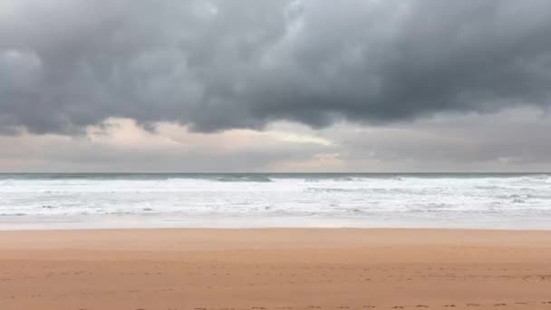 Zeitraffer Dunkler Und Dramatischer Gewitterwolken Über Dem Sandstrand Epische Tropenwolken — Stockvideo