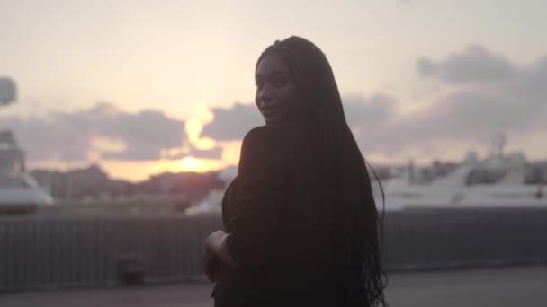 Nagranie Młodej Afroamerykanki Czarnym Garniturze Spacerującej Ulicy Zachodzie Słońca — Wideo stockowe