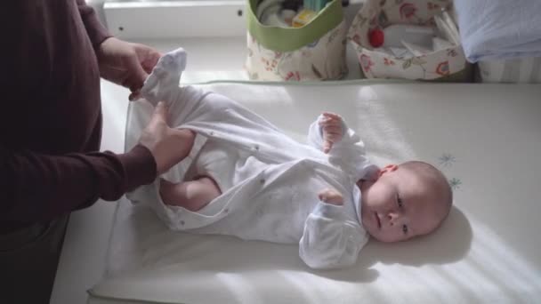 Cima Colheita Irreconhecível Pai Vestindo Bebê Recém Nascido Encantador Casa — Vídeo de Stock
