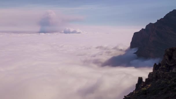 火山は雲の背景にクレーターから熱い溶岩とマグマを噴出した パルマ カナリア諸島のカンブル ビエハ火山噴火 スペイン 2021年 — ストック動画