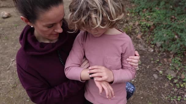 Dospělá Matka Ležérní Oblečení Ukazuje Náramkové Hodinky Ruce Chlapce Při — Stock video