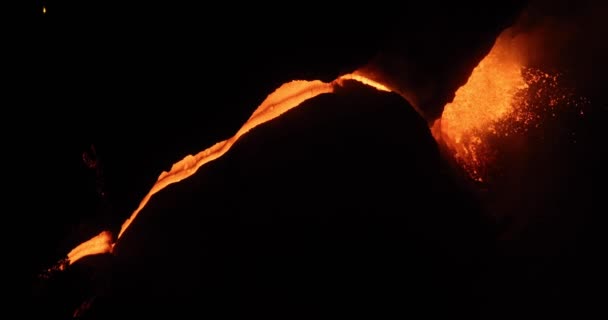 Varm Lava Och Magma Flödar Kratern Natten Cumbre Vieja Vulkanutbrott — Stockvideo