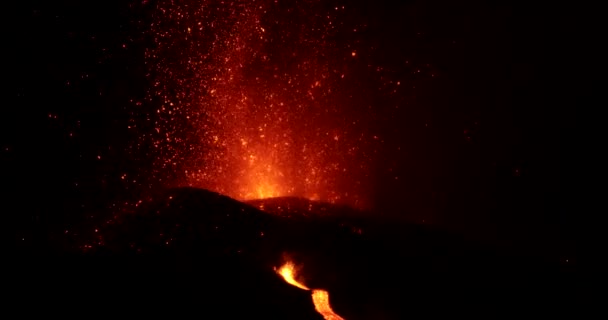 火山の近くには 黒い煙の噴煙と二番目のコーンからのマグマの流れで クレーターから熱い溶岩とマグマが噴出しました パルマ カナリア諸島のカンブル ビエハ火山噴火 スペイン 2021年 — ストック動画
