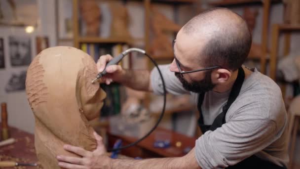 Primer Plano Manos Masculinas Trabajando Como Escultor Madera Taller — Vídeo de stock