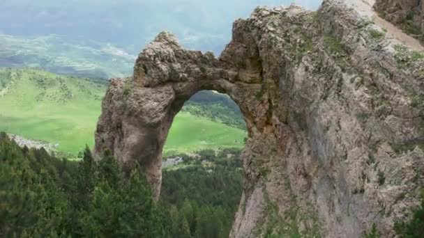 Herrliche Drone Ansicht Der Natürlichen Bogen Von Piedrafita Rauen Felsen — Stockvideo
