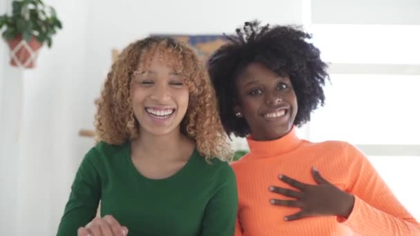 긍정적 아프리카계 미국인 친구가 캐주얼 아프로 스타일로 제스처를 보여주면서 Vlog를하는 — 비디오