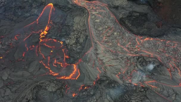 Van Boven Sprankelt Magma Uit Het Vulkaangat Ijsland — Stockvideo