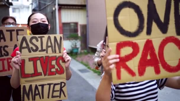 Activistas Étnicos Con Inscripciones Virus One Race Pancartas Durante Movimiento — Vídeos de Stock
