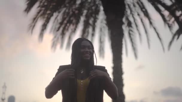 Bilder Ung Afroamerikansk Kvinna Svart Kostym Vid Solnedgången — Stockvideo