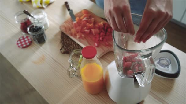 キッチンでブレンダーで野菜を調理する女性の映像 — ストック動画