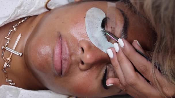 Cosmetologo Che Applica Ciglia Finte Estensione Occhio Cliente Che Indossa — Video Stock