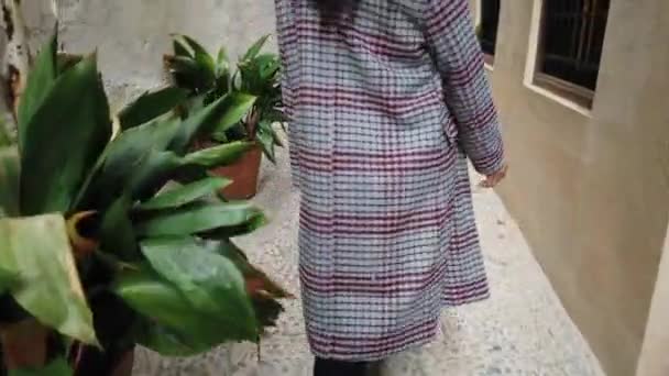 Женщина Идущая Улицам Альбайсина Испания — стоковое видео