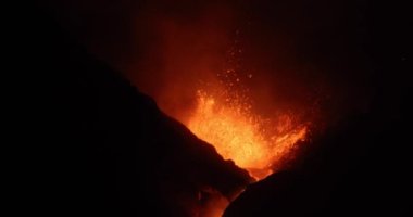 Geceleri kraterden sıcak lav ve magma fışkırıyor. Cumbre Vieja volkanik patlaması La Palma Kanarya Adaları, İspanya, 2021