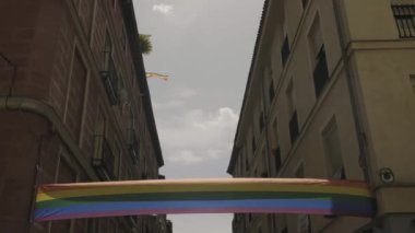 Şehrin sokaklarındaki lgbtq bayraklarının manzaralı görüntüleri