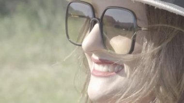 Açık havada güzel bir genç kadının görüntüsü.