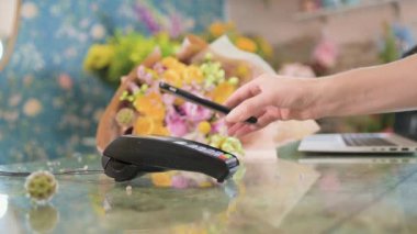 Kafede akıllı telefon ödemesi kullanan bir müşteri