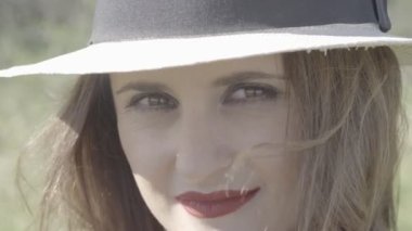 Açık havada güzel bir genç kadının görüntüsü.