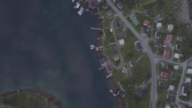 Şehrin yüksek kayalıklardaki manzarası, Lofoten.