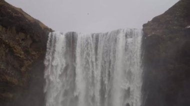 İzlanda 'daki dağlarda güzel şelale