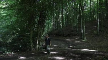 Güzel ormanda yürüyüş yapan yetişkin bir adamın görüntüsü.